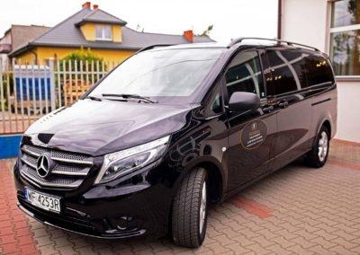 Zdjęcie z zewnątrz siedziby i samochodu pogrzebowego zakładu Funeral w Pułtusku