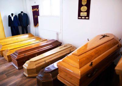 Trumny drewniane na pogrzeb dostępne w zakładzie pogrzebowym Funeral w Pułtusku